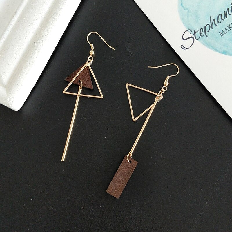 Einzigartige asymmetrische Tropfenohrringe aus Holz im geometrischen Stil