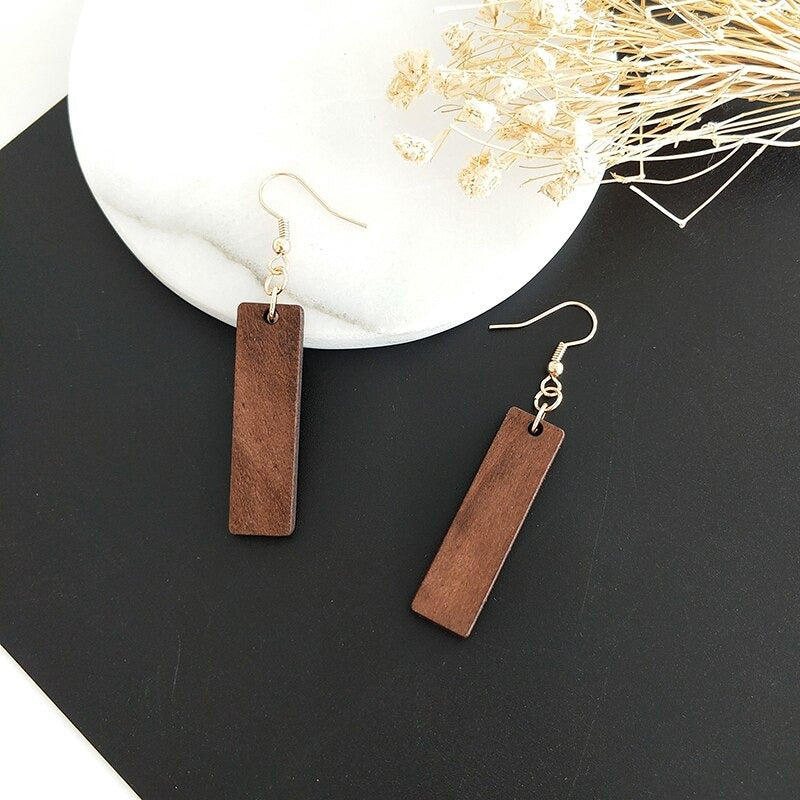 Einzigartige asymmetrische Tropfenohrringe aus Holz im geometrischen Stil