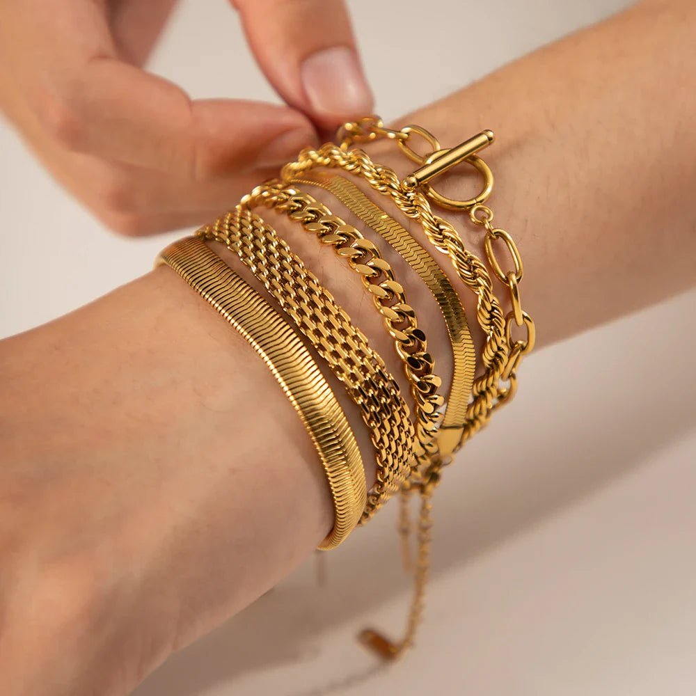 Designer-Armbandset aus Gold – mehrlagig, gedreht, Kettenglied und Schlangenarmreifen