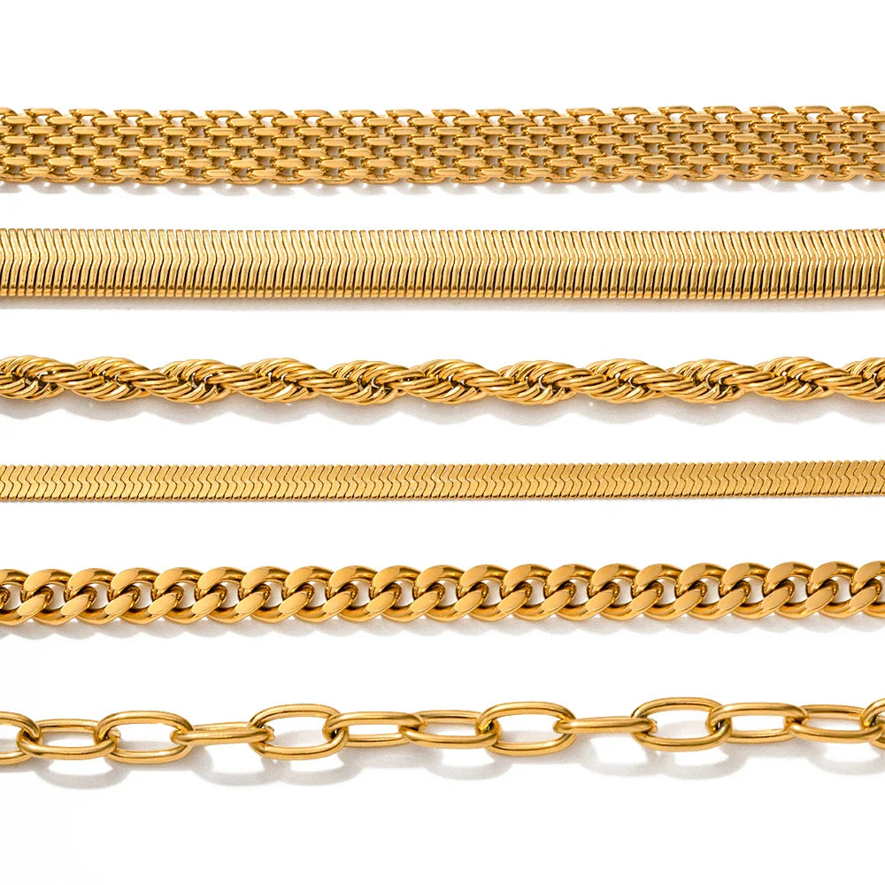 Designer-Armbandset aus Gold – mehrlagig, gedreht, Kettenglied und Schlangenarmreifen