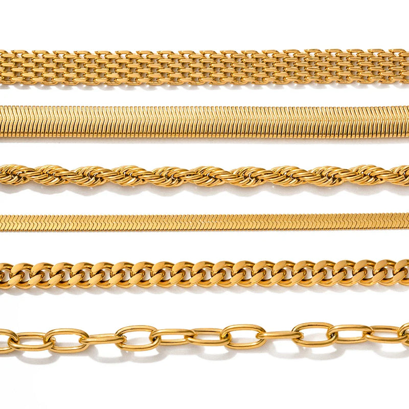 Designer-Armbandset aus Gold – mehrlagig, gedreht, Kettenglied und Schlangenarmreifen