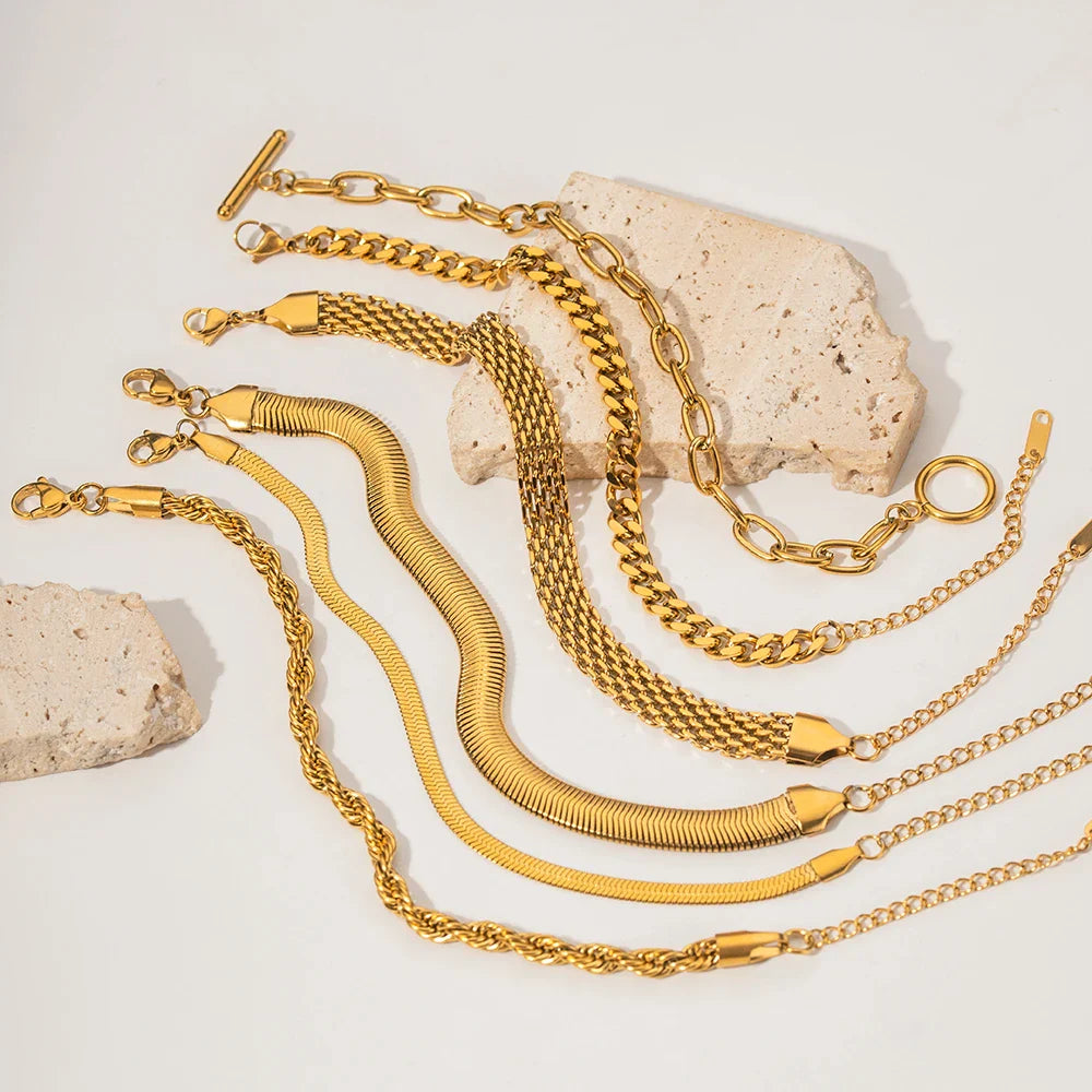 Designer-Armbandset aus Gold – mehrlagig, gedreht, Kettenglied und Schlangenarmreifen