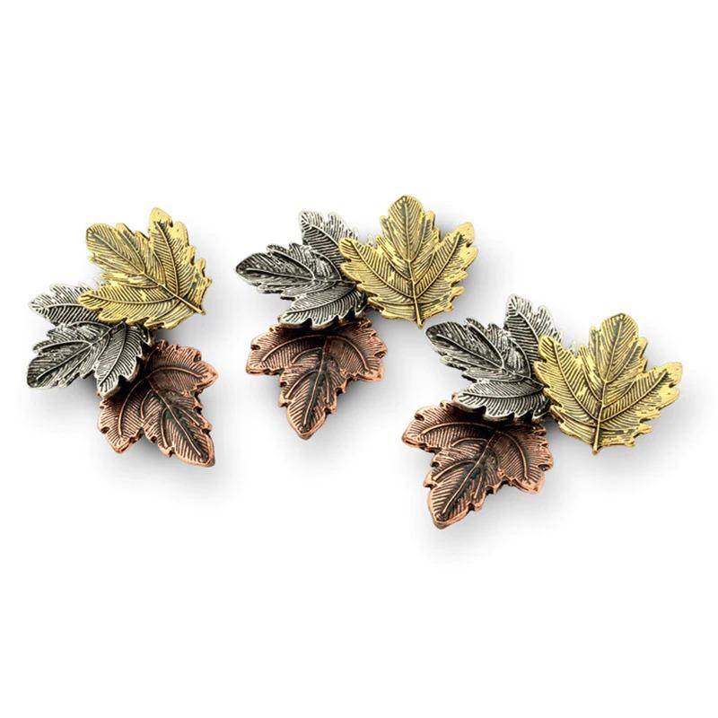 Verschiedene Broschennadeln mit Blumen und Ahornblättern