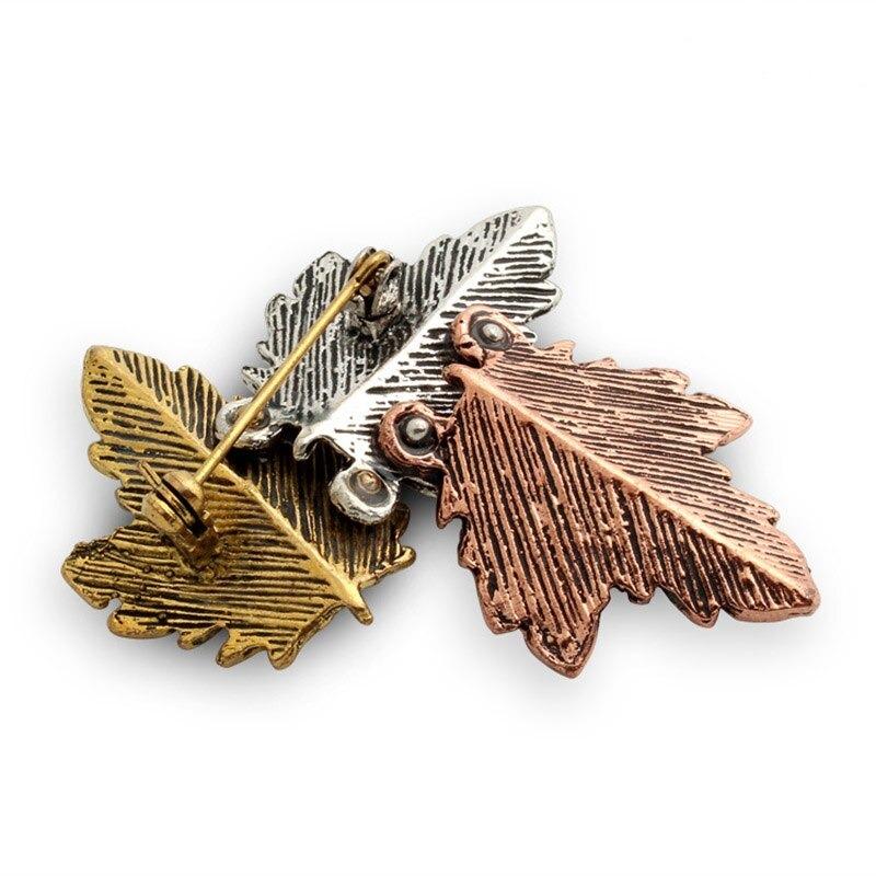 Verschiedene Broschennadeln mit Blumen und Ahornblättern