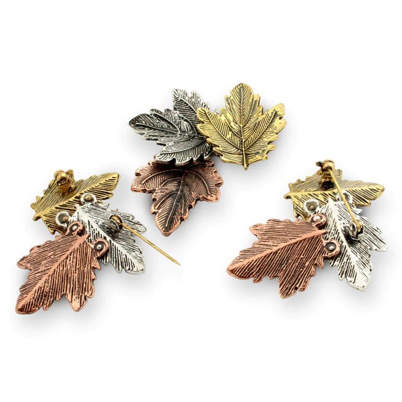 Verschiedene Broschennadeln mit Blumen und Ahornblättern