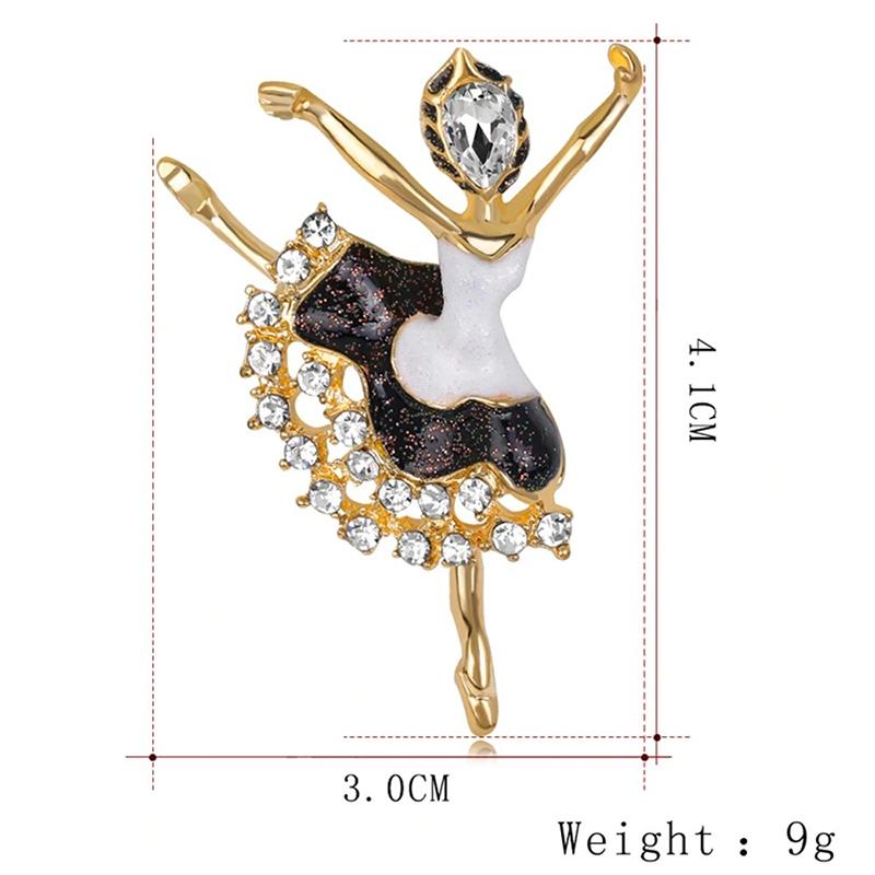 Verschiedene Broschennadeln mit Blumen und Ahornblättern