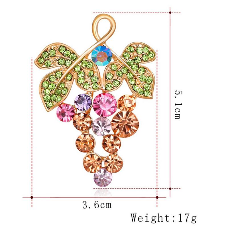 Verschiedene Broschennadeln mit Blumen und Ahornblättern