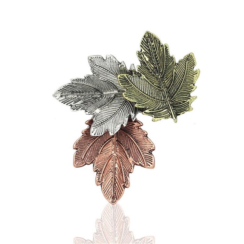 Verschiedene Broschennadeln mit Blumen und Ahornblättern