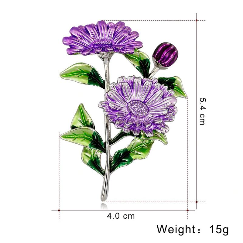 Verschiedene Broschennadeln mit Blumen und Ahornblättern