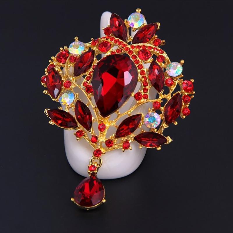 Verschiedene Broschennadeln mit Blumen und Ahornblättern