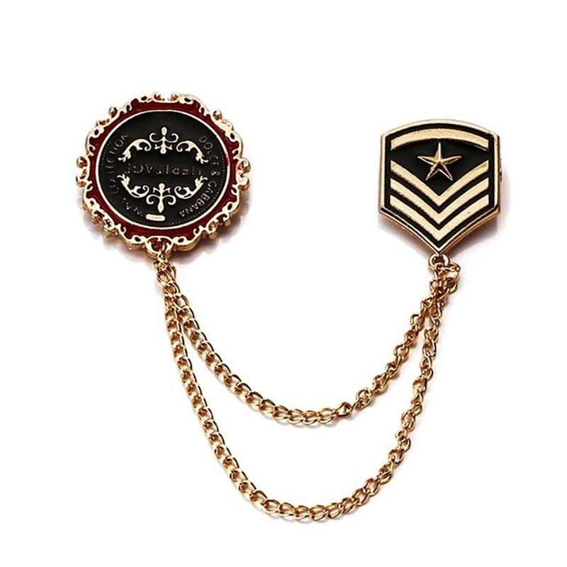 Verschiedene Broschennadeln mit Blumen und Ahornblättern