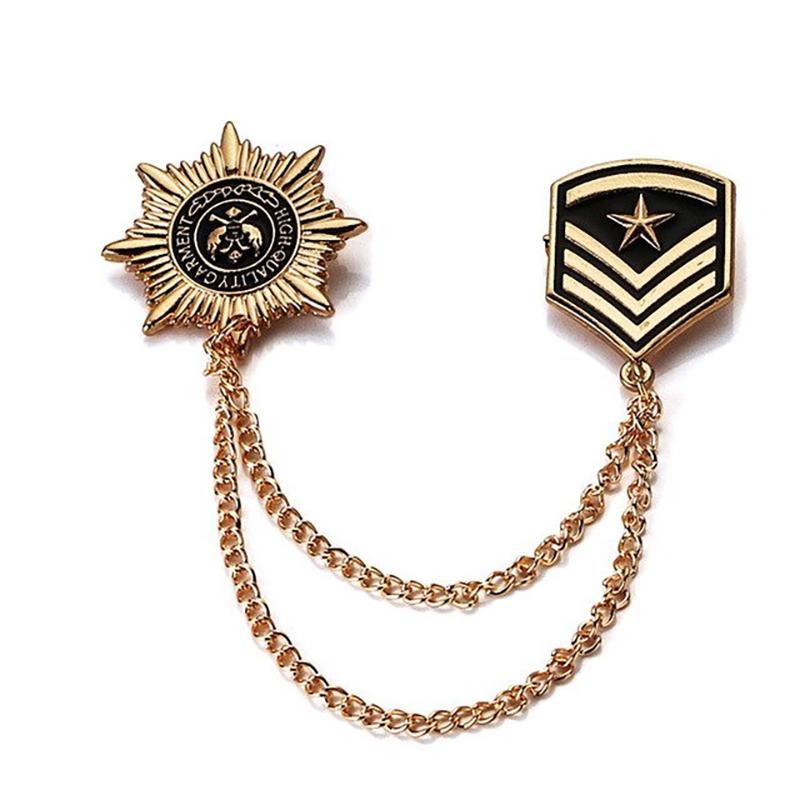 Verschiedene Broschennadeln mit Blumen und Ahornblättern