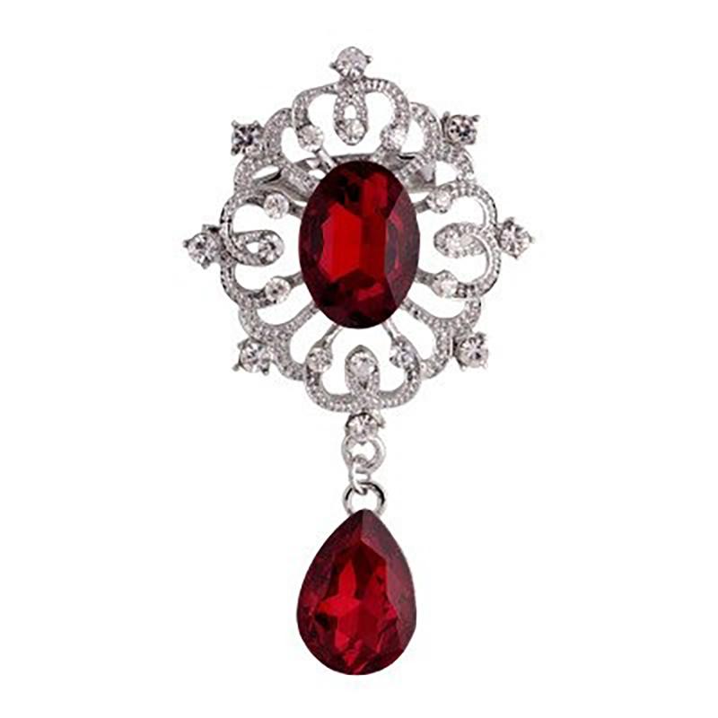 Verschiedene Broschennadeln mit Blumen und Ahornblättern