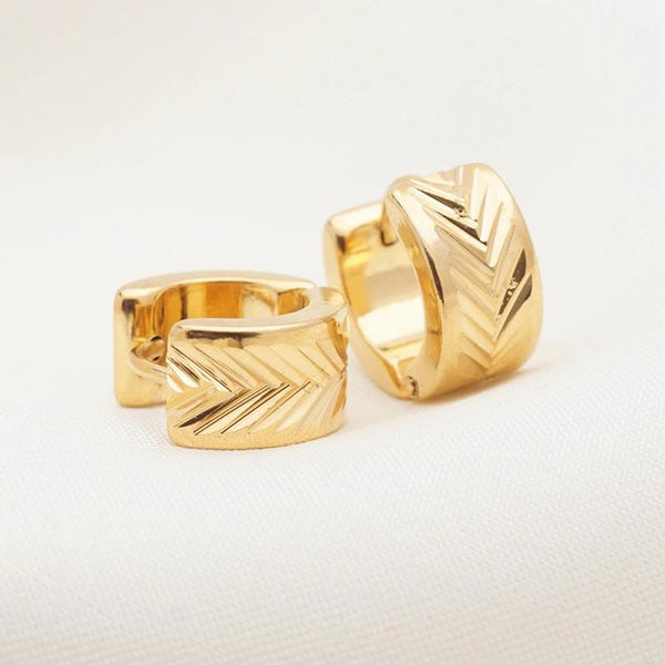 Verschiedene Stile kleiner geometrischer Creolen