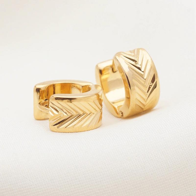 Verschiedene Stile kleiner geometrischer Creolen