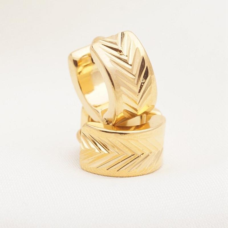 Verschiedene Stile kleiner geometrischer Creolen