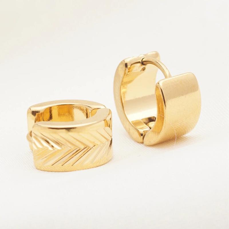 Verschiedene Stile kleiner geometrischer Creolen