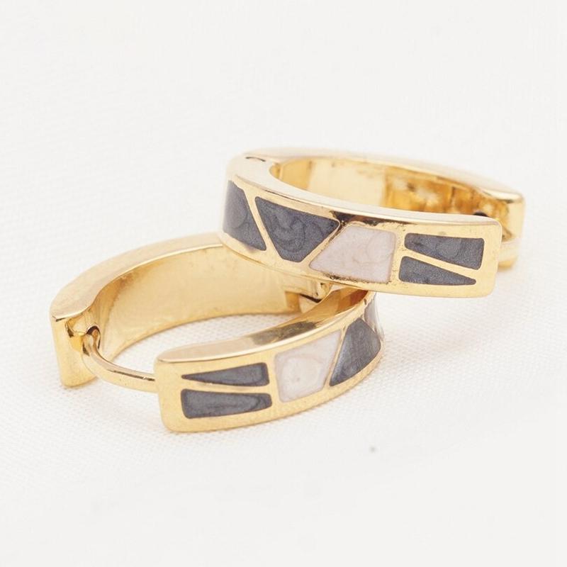 Verschiedene Stile kleiner geometrischer Creolen