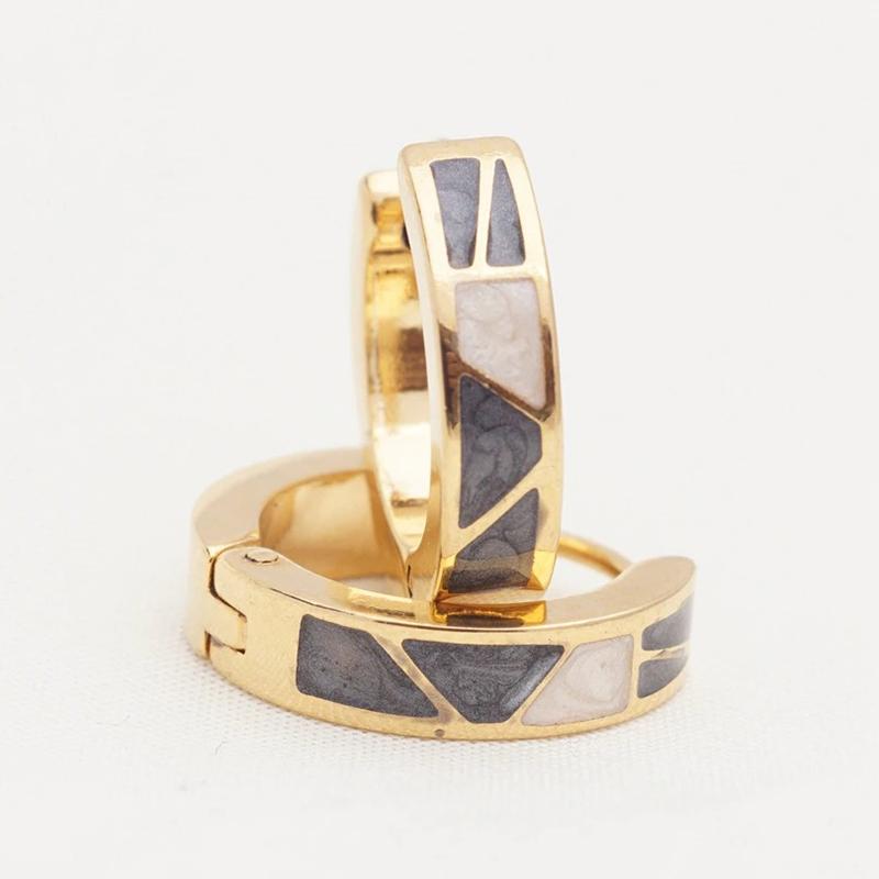 Verschiedene Stile kleiner geometrischer Creolen