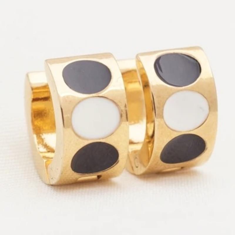 Verschiedene Stile kleiner geometrischer Creolen