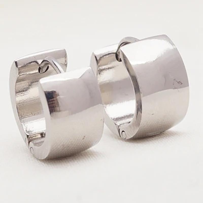Verschiedene Stile kleiner geometrischer Creolen