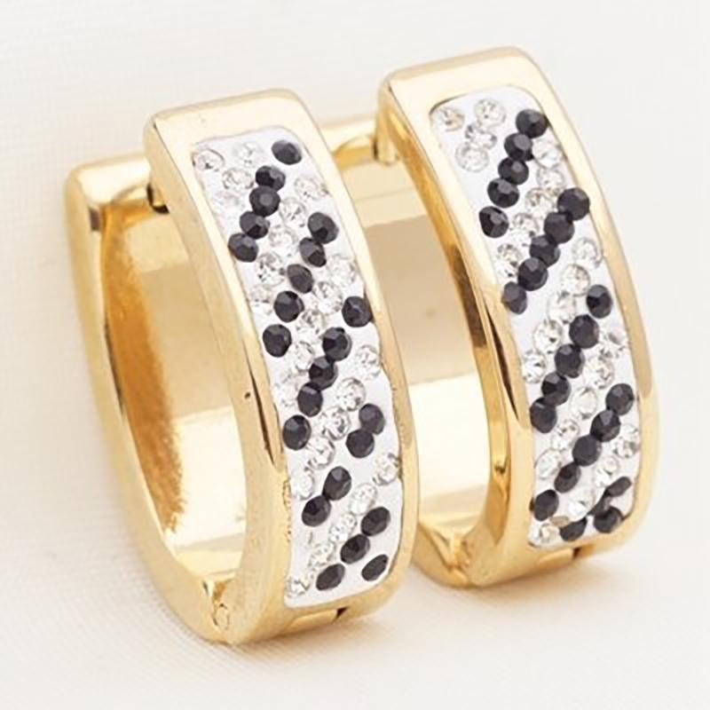 Verschiedene Stile kleiner geometrischer Creolen