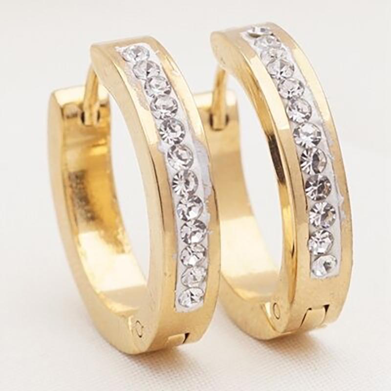 Verschiedene Stile kleiner geometrischer Creolen