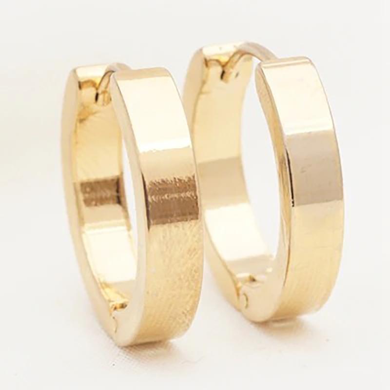 Verschiedene Stile kleiner geometrischer Creolen