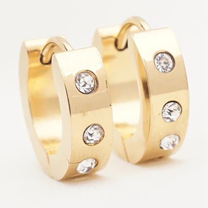 Verschiedene Stile kleiner geometrischer Creolen