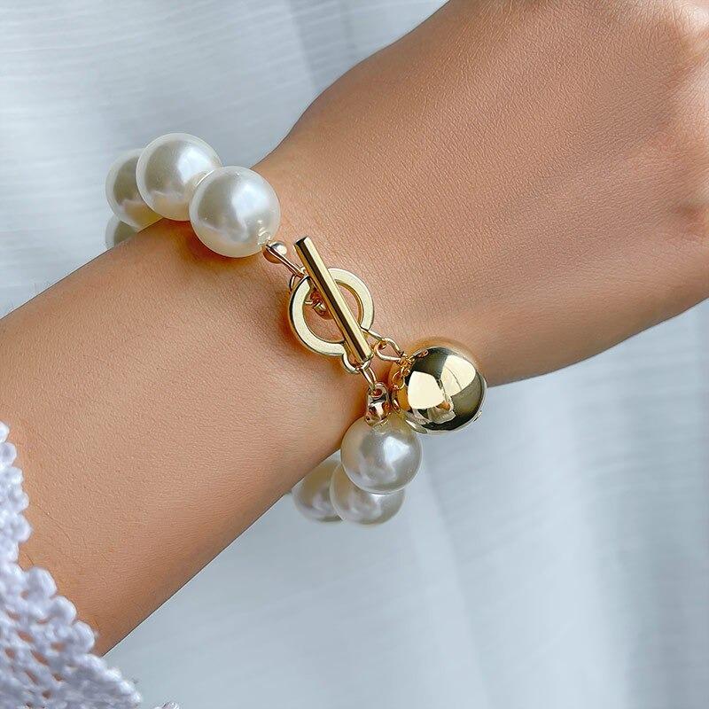 Verschiedene Stile von dicken, mehrschichtigen Perlenarmbändern