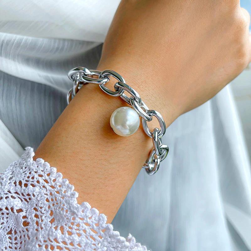 Verschiedene Stile von dicken, mehrschichtigen Perlenarmbändern