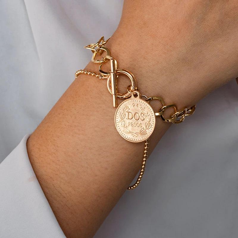 Verschiedene Stile von dicken, mehrschichtigen Perlenarmbändern