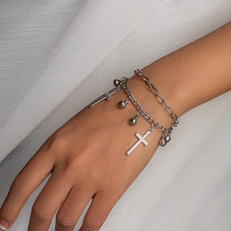 Verschiedene Stile von dicken, mehrschichtigen Perlenarmbändern