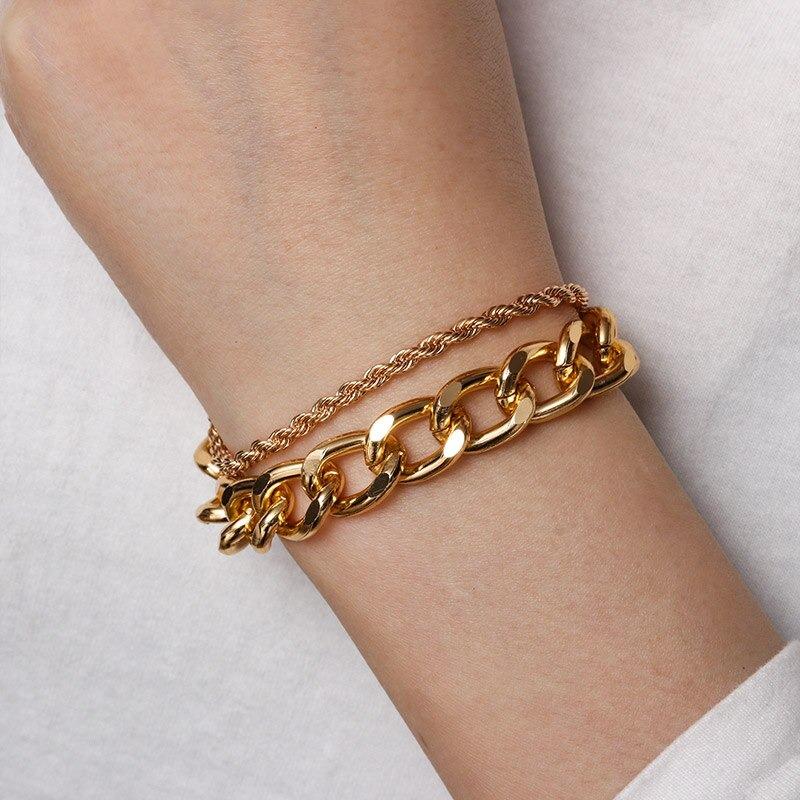 Verschiedene Stile von dicken, mehrschichtigen Perlenarmbändern