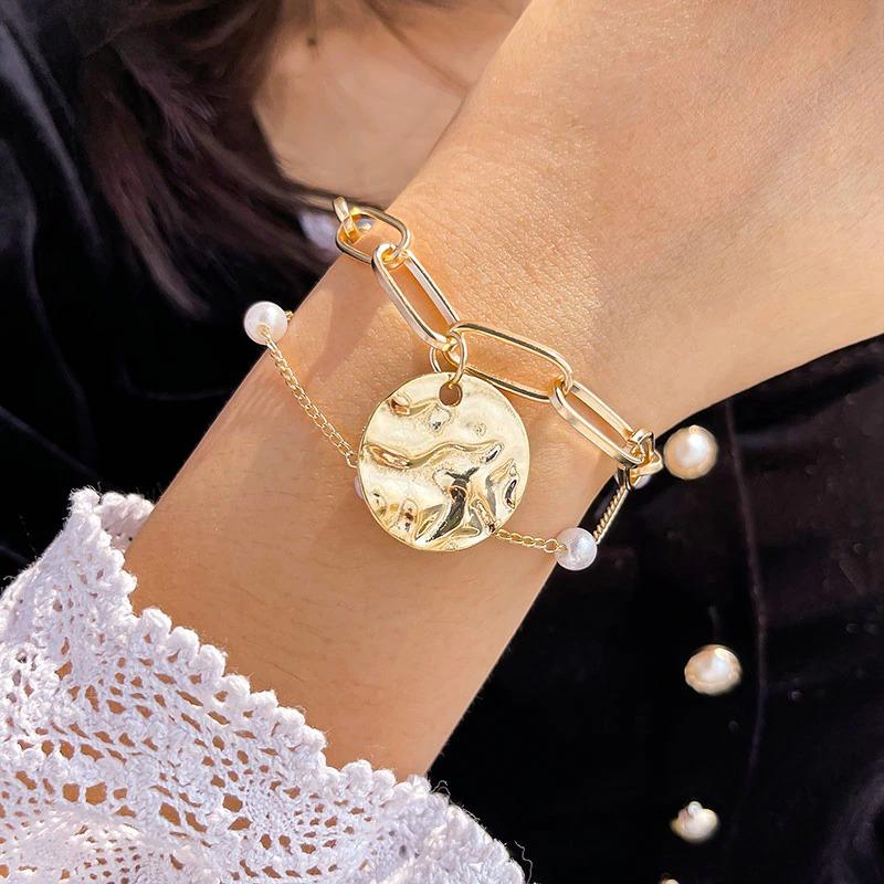 Verschiedene Stile von dicken, mehrschichtigen Perlenarmbändern