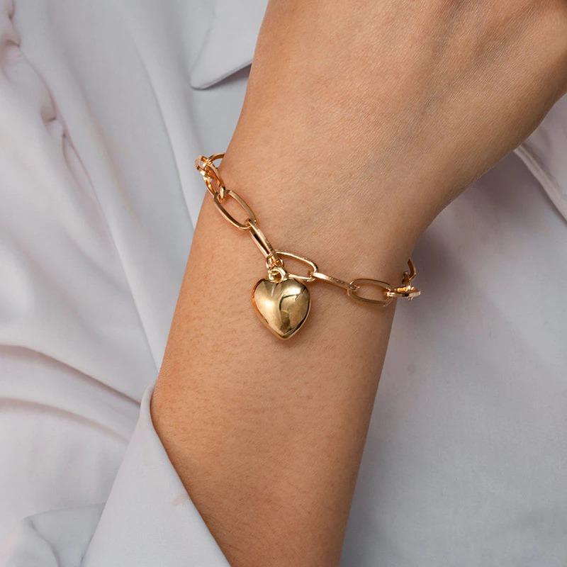 Verschiedene Stile von dicken, mehrschichtigen Perlenarmbändern