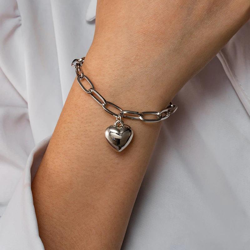 Verschiedene Stile von dicken, mehrschichtigen Perlenarmbändern