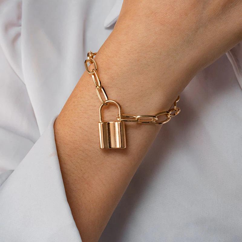 Verschiedene Stile von dicken, mehrschichtigen Perlenarmbändern