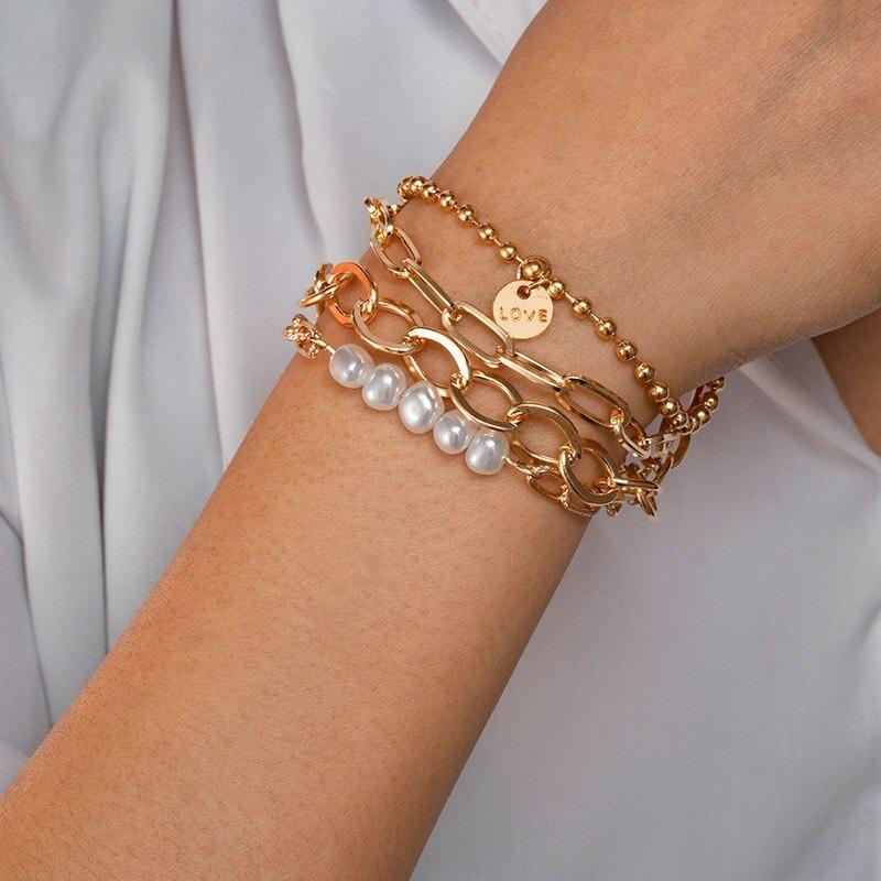 Verschiedene Stile von dicken, mehrschichtigen Perlenarmbändern