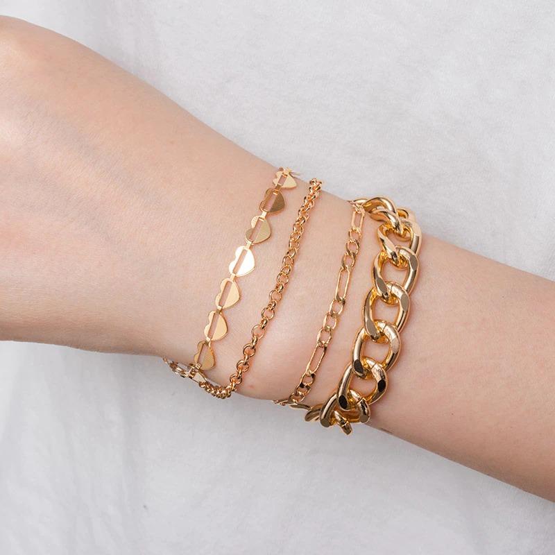 Verschiedene Stile von dicken, mehrschichtigen Perlenarmbändern