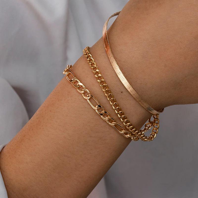 Verschiedene Stile von dicken, mehrschichtigen Perlenarmbändern