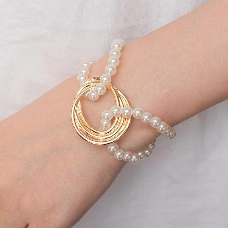 Verschiedene Stile von dicken, mehrschichtigen Perlenarmbändern