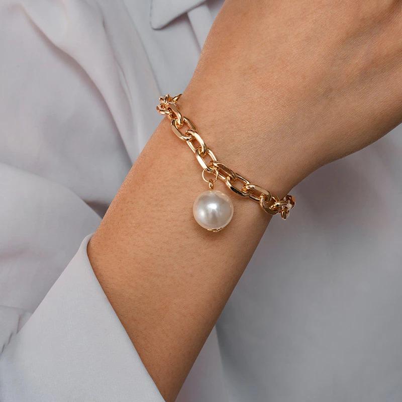 Verschiedene Stile von dicken, mehrschichtigen Perlenarmbändern