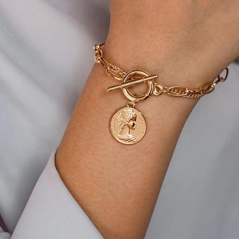 Verschiedene Stile von dicken, mehrschichtigen Perlenarmbändern