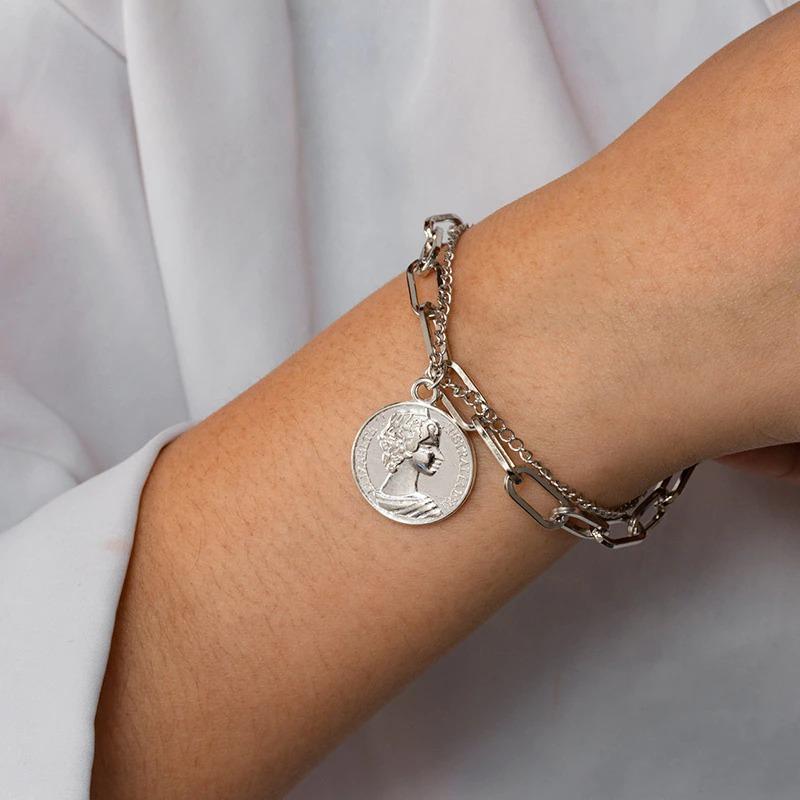 Verschiedene Stile von dicken, mehrschichtigen Perlenarmbändern