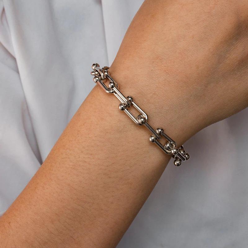 Verschiedene Stile von dicken, mehrschichtigen Perlenarmbändern