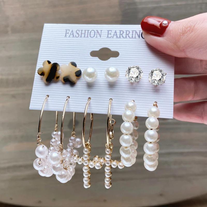 Creolen-Set mit Quasten und Perlen in verschiedenen Stilen