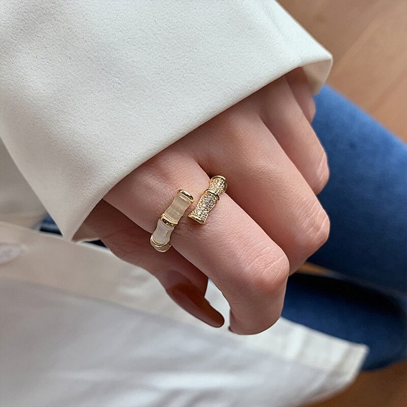 Einzigartiger Ring im Bambus-Stil mit Strasssteinen und Opalen verziert