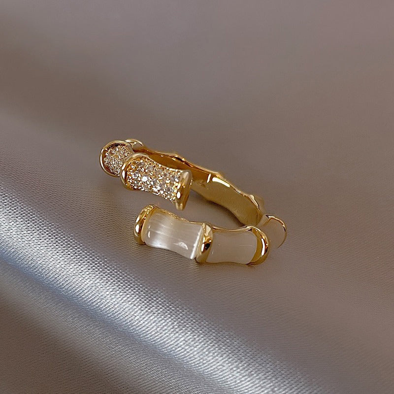 Einzigartiger Ring im Bambus-Stil mit Strasssteinen und Opalen verziert