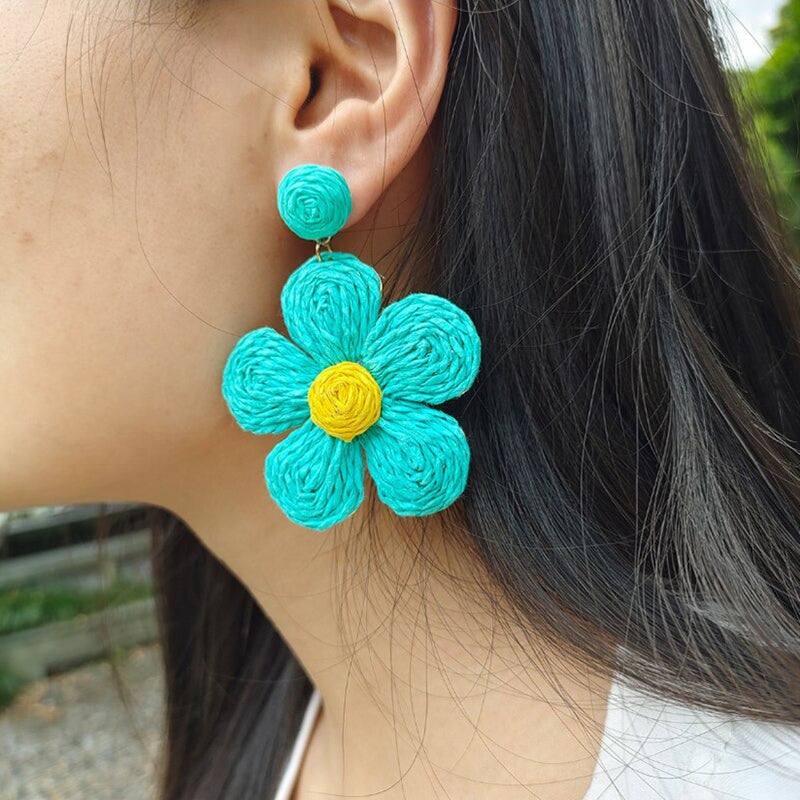 Lebendige, von der Natur inspirierte Blumen-Rattan-Strickohrringe